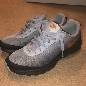 Women’s Nike Air Max Invigor Black and Gold sz 11